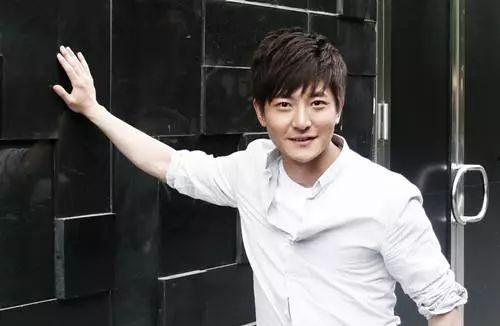 袁弘爆料郭京飞买房视频,豪宅细节引热议 第2张 袁弘爆料郭京飞买房视频,豪宅细节引热议 第2张